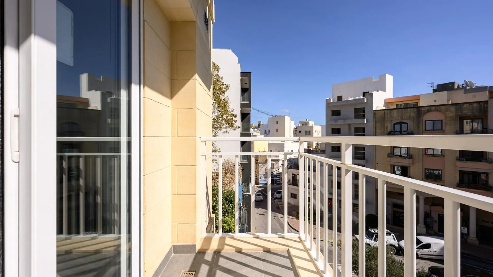 F9 Room 2, Private Room Two Single Beds Shared Bathroom In Shared Flat Msida Homestay