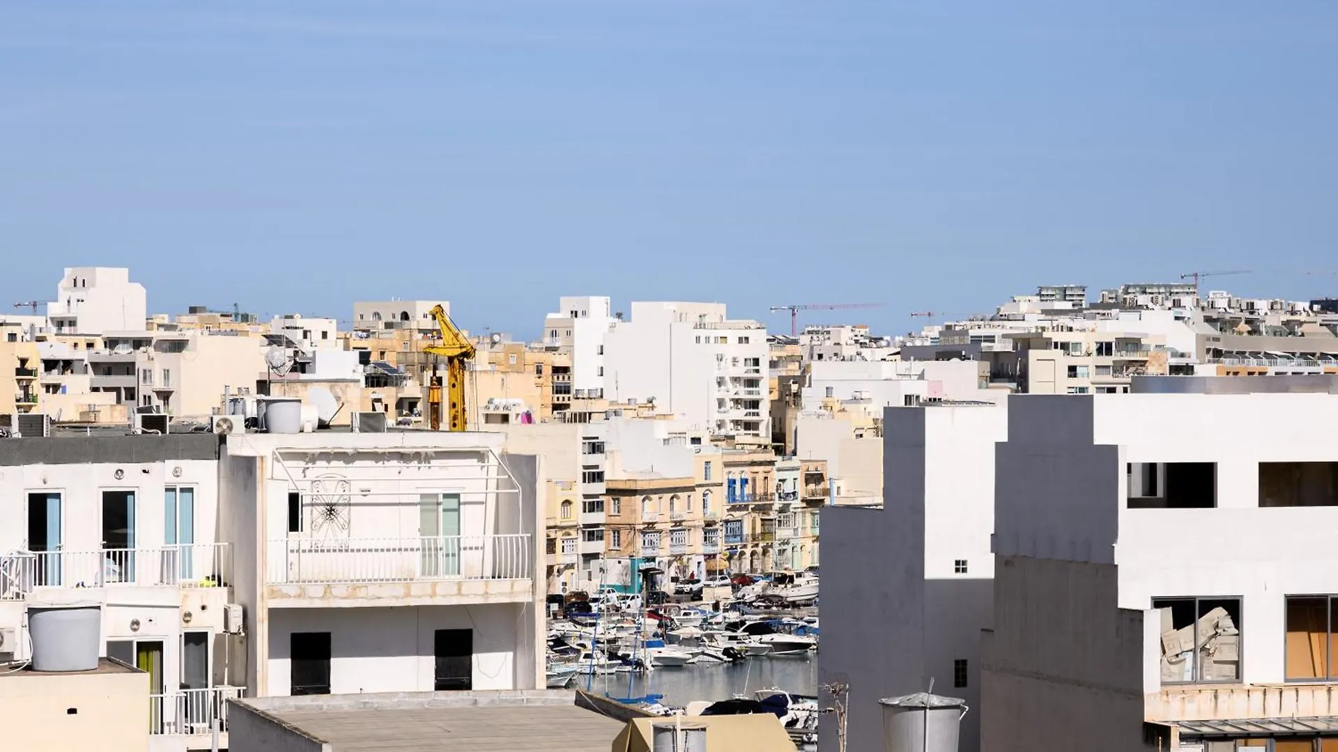 F9 Room 2, Private Room Two Single Beds Shared Bathroom In Shared Flat Msida