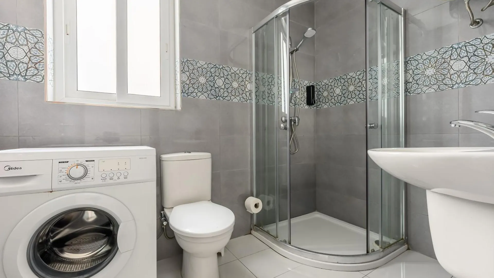 F9 Room 2, Private Room Two Single Beds Shared Bathroom In Shared Flat Msida Homestay